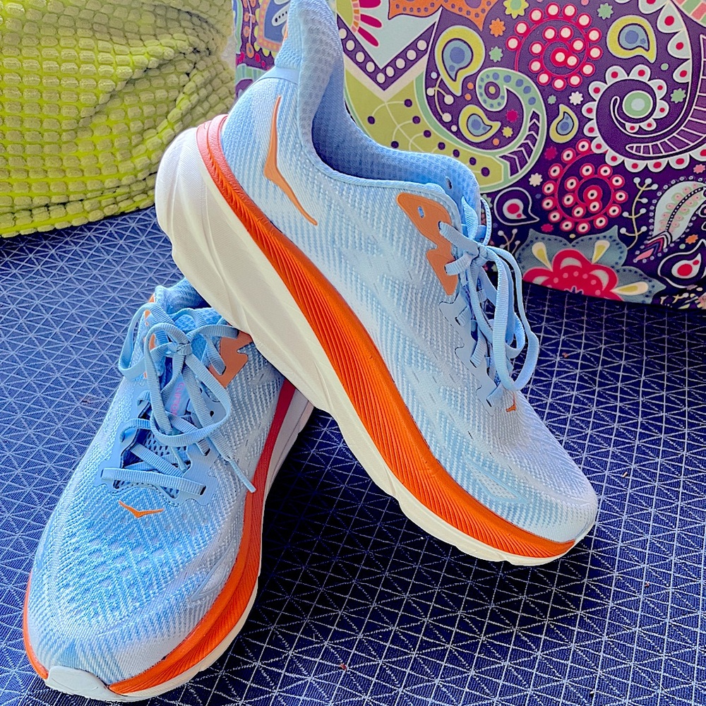 Hoka Clifton’s . Size 10 W. I needed a 9 1/2.
